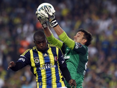 Barcelona Tak Menyerah Kejar Muslera