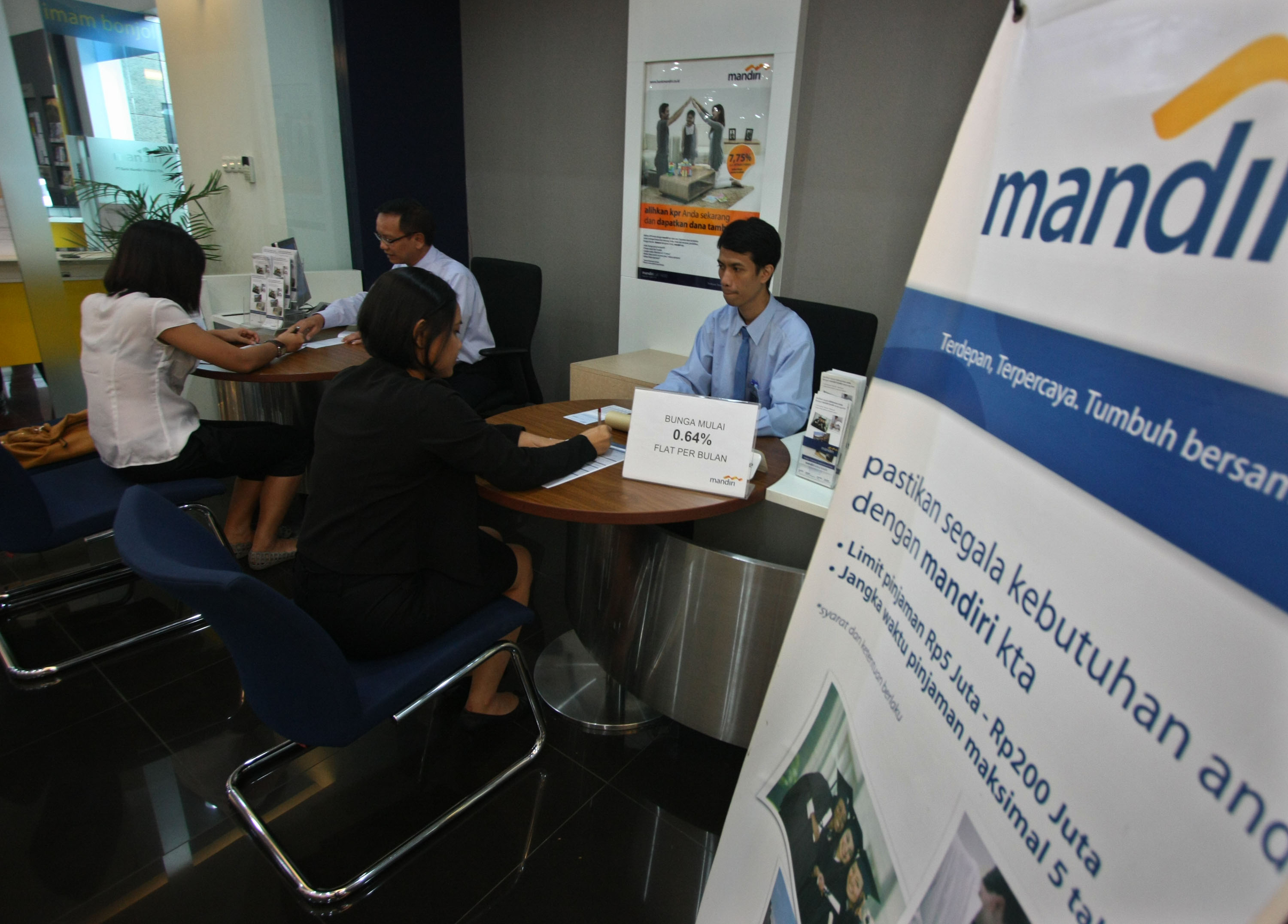 Bank Mandiri Mataram Perkecil Transaksi Tunai