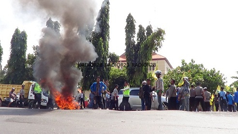 Demo Bupati, Mahasiswa di Rembang Sweeping Mobil Plat Merah