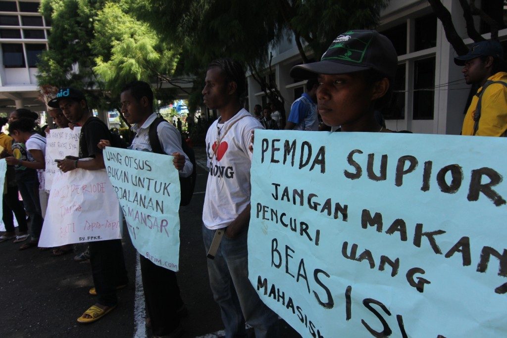 Pembangunan Mandeg, Masyarakat Biak Demo ke DPR Papua