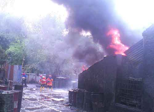 Gudang Penimbunan Oli Bekas di Kudus Terbakar