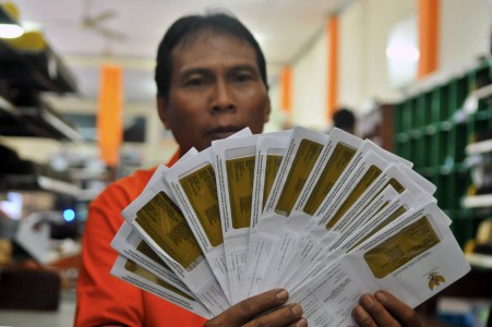Menkokesra Bagikan KPS di Pontianak