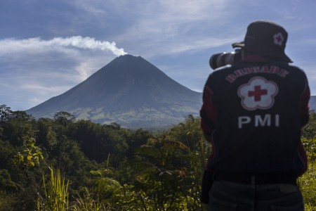 Gempa Tasikmalaya Sebabkan Merapi Keluarkan Asap Hitam