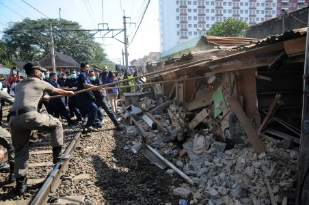 PT KAI Bongkar 100 Kios Pedagang di Stasiun Kranji