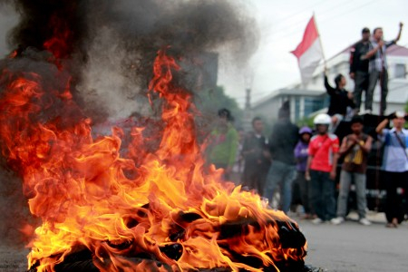 Tolak Kenaikan Harga BBM, Mahasiswa Surakarta Bakar Foto SBY