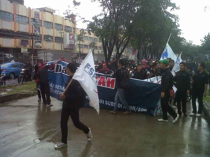 Demo Buruh Lumpuhkan Kawasan Industri Pulogadung