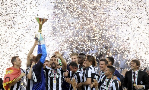 Menyerah Kejar Higuain, Juve Siapkan Tawaran untuk Tevez