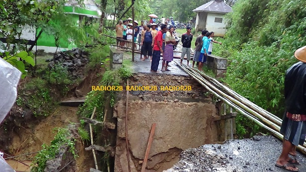 Jembatan Runtuh di Rembang Ganggu Mobilitas Warga
