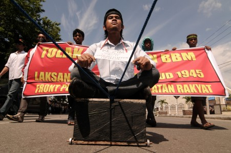 Tolak Penaikan BBM, Gedung DPRD NTB Dilempari Tomat Busuk
