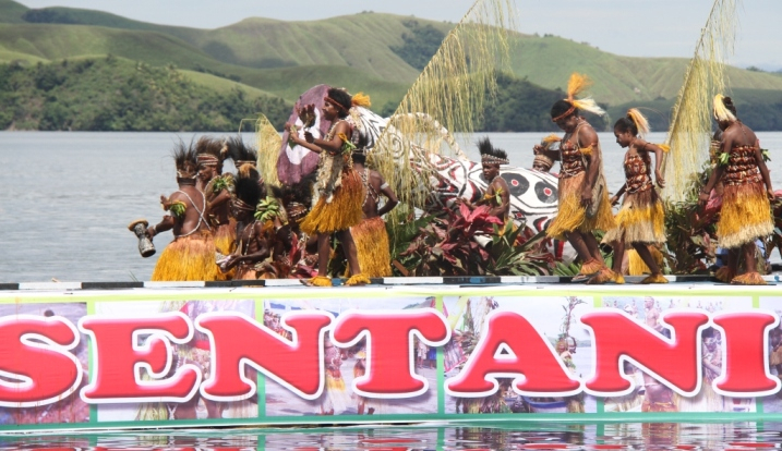 Pengunjung  Festival Danau Sentani Kesulitan Mencari Tempat Sampah