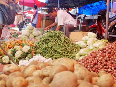 Pedagang di Pasar Teratai, Pontianak Belum Naikkan Harga