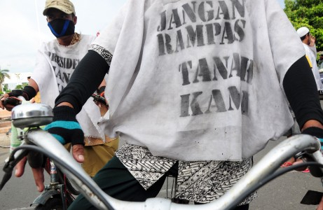 Warga Syiah Bersikeras Bertahan di GOR Sampang