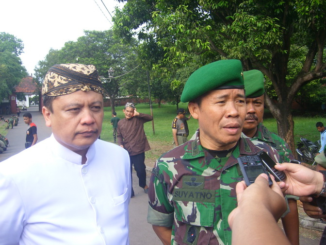 Ribuan Anggota TNI di Cirebon Bersih-Bersih Keraton