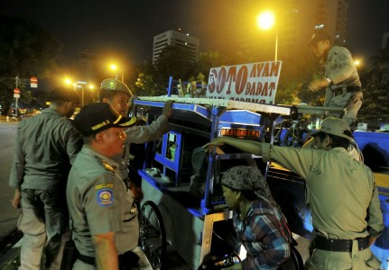 Satpol PP Sigli Bongkar Kios di Depan Masjid Simpang