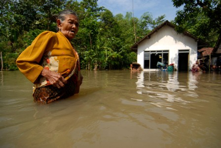 Tiang Beton Seharga Rp 3,5 Miliar Ambruk Diterjang Banjir