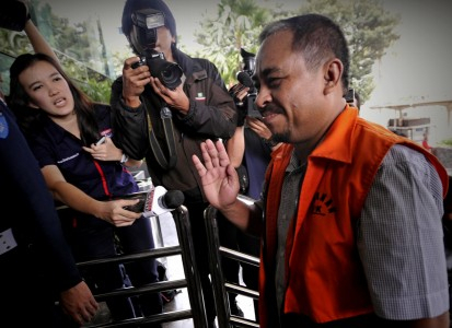 Sidang Pembacaan Dakwaan LHI Molor
