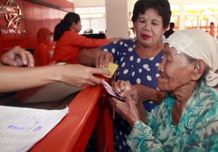 Ratusan Warga Naikoten Kupang Terima BLSM