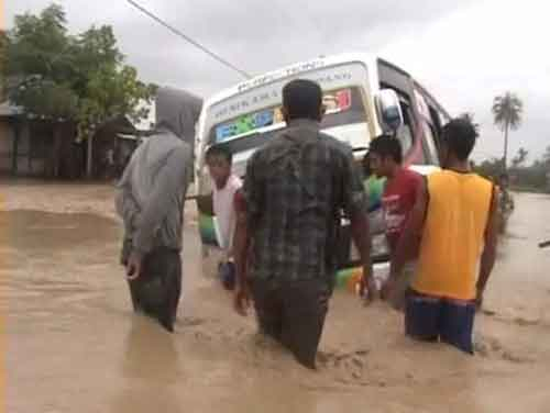 Mobil Pengangkut Pengungsi Terjebak Banjir Bandang