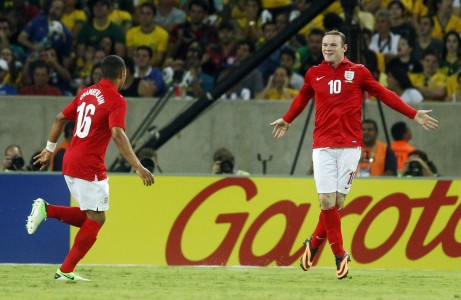 Neville Minta Rooney Bertahan di Man United