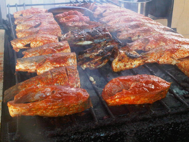 Menyantap Ikan Bakar Trakulu Plus Daun Singkong Rebus