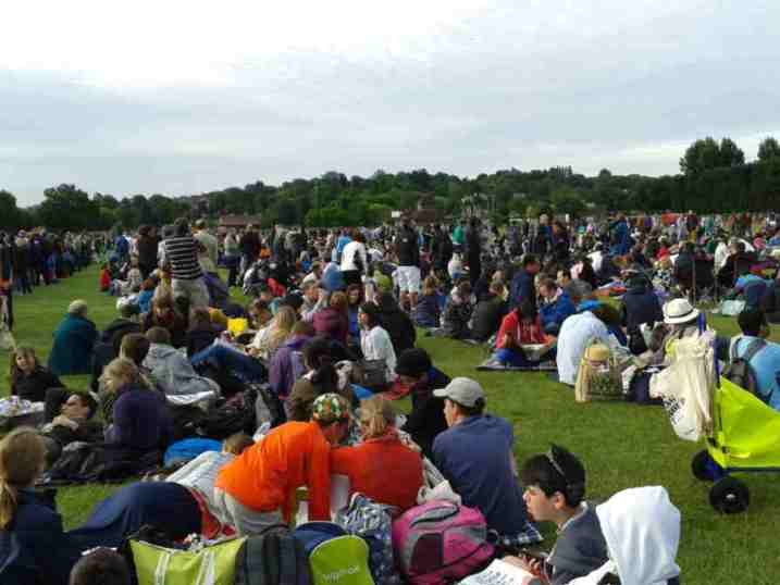 Asyiknya Antre Tiket Di Wimbledon