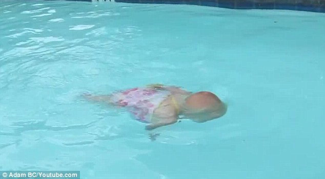 Bayi 16 Bulan Ini Sudah Canggih Berenang Tanpa Bantuan