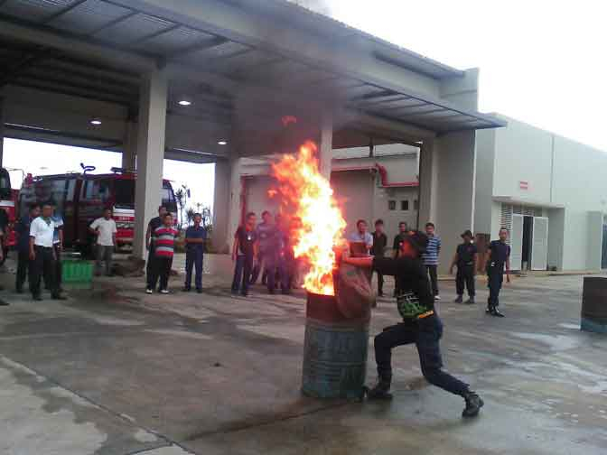 Buruh Rokok Kudus Latihan Kebakaran