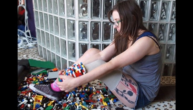 Gadis Ini Menciptakan Kaki Prostetik dari Lego