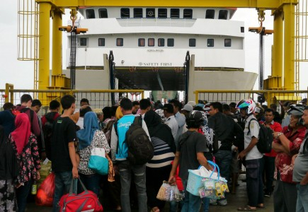 Polisi Jatim Kawal Pemudik di Pelabuhan Ketapang