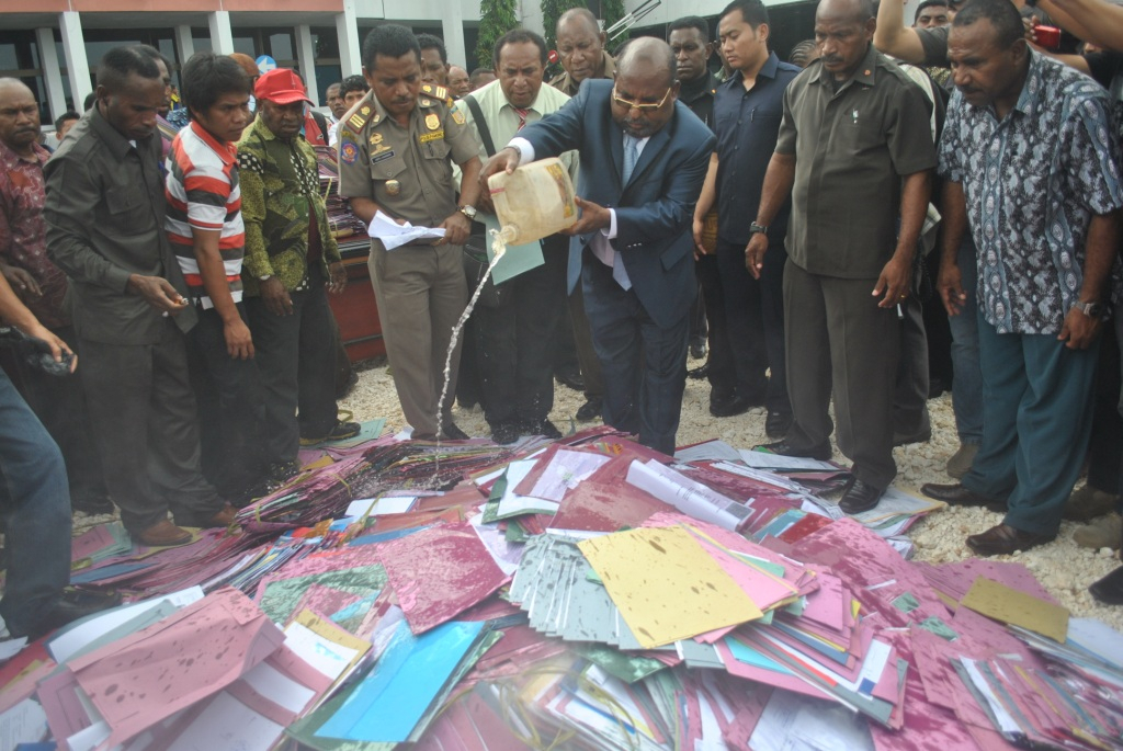 18 Ribu Proposal Bantuan Dana Masyarakat Dibakar Gubernur Papua
