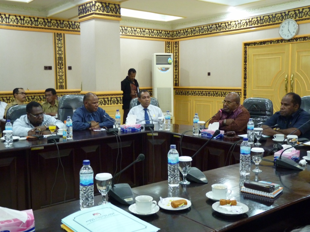 Gubernur Papua 3 Hari Berkantor di DPRP