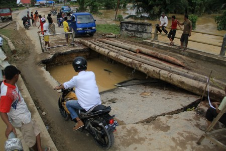 Milyaran Rupiah Bantuan Korban Banjir Sultra Terhambat