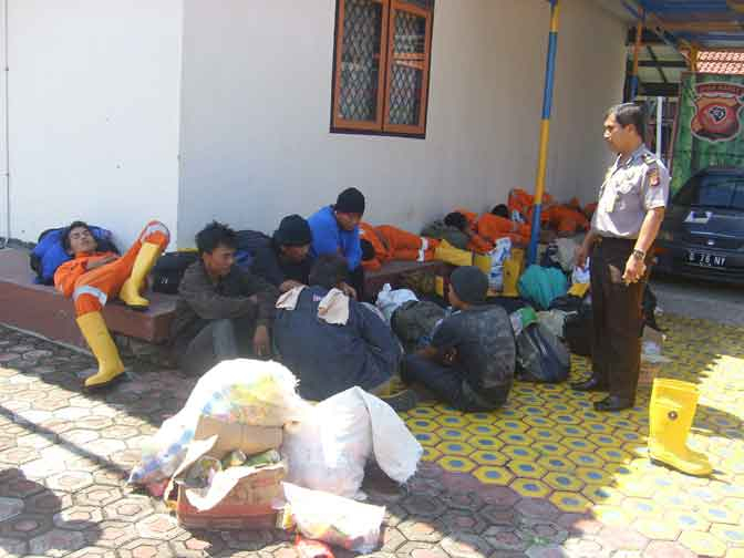Puluhan Orang Tertangkap Saat Curi Besi Pengeboran Lepas Pantai