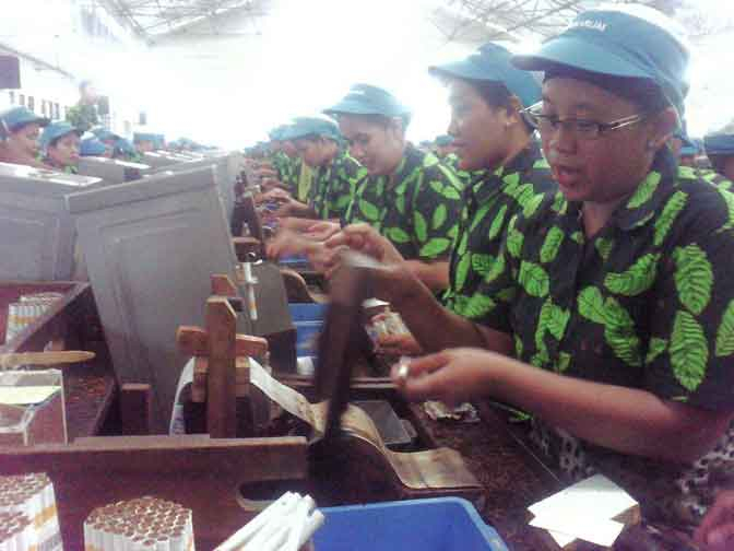 BBM Naik, Buruh Rokok di Kudus Dapat Tambahan Honor