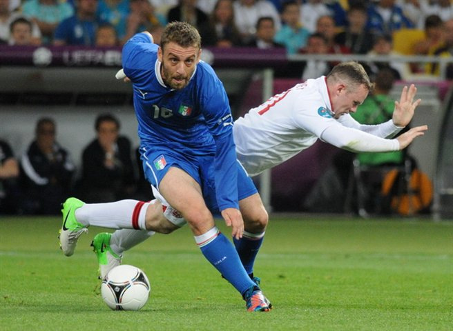 Totti Minta De Rossi Bertahan di Roma