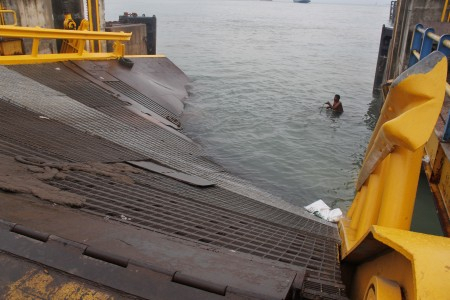 Ribuan Kendaraan Mengantre di Pelabuhan Merak