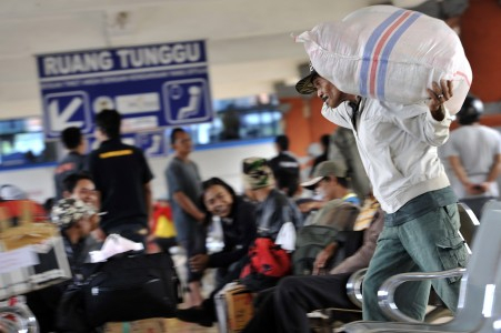Polisi Kawal Pemudik di Jalur Utama di Bali