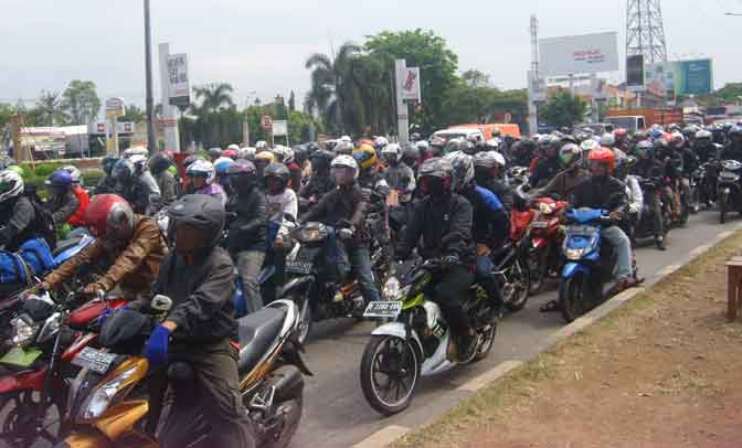 H-3 Lebaran, Kendaraan Pemudik di Pantura Cirebon Menurun