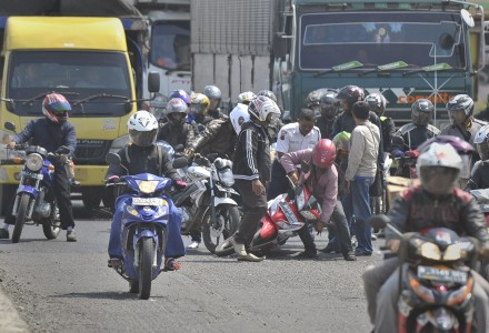 Perbaikan Jalan Kalimalang Lamban, Arus Mudik Terhambat