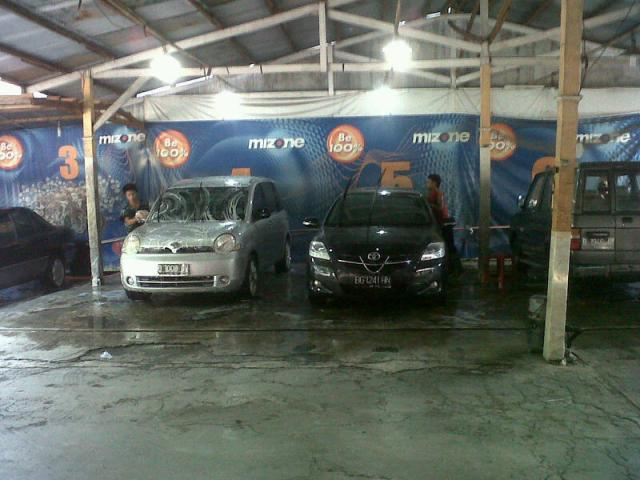 Ketika Jasa Cuci Mobil Kebanjiran Pelanggan