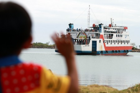 Kapal Motor Kandas di Perairan Selat Bali
