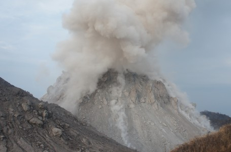 80 Warga di Zona Merah Gunung Rokatenda Dievakuasi