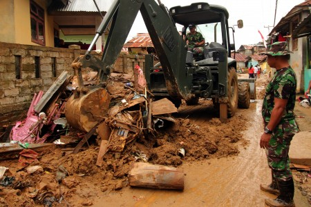PU Ambon Perbaiki Jalan yang Rusak Akibat Banjir