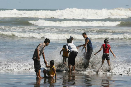 Liburan Berakhir, Wisatawan di Pantai Berkurang