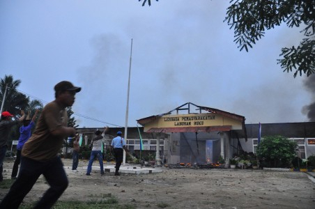 Belasan Narapidana Labuhan Ruku Ditangkap dan Menyerahkan Diri
