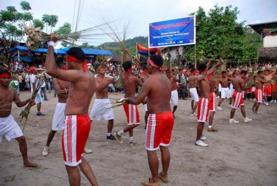 Merayakan Lebaran dengan Saling Pukul Menggunakan Sapu Lidi Hingga Berdarah-darah