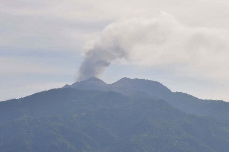 Dua Gunung Api di Lembata NTT Bergejolak
