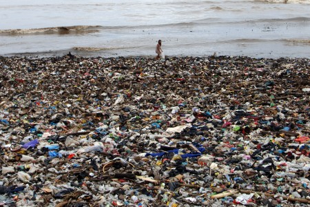 Bendungan Sengguruh Malang Dipenuhi Sampah
