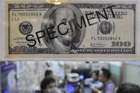 Pejabat Negara Tahan Dolar untuk Kebutuhan Dana Politik