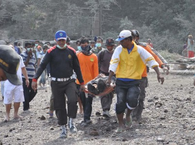 Masyarakat Diminta Tak Dekati Puncak Tiga Gunung